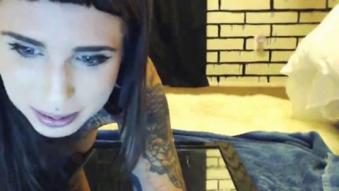 Tattooed camgirl fucks herself