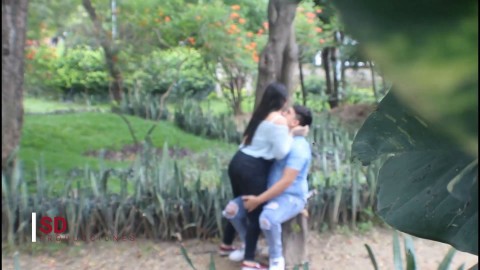 ESPIANDO A UNA PAREJA EN EL PARQUE PUBLICO