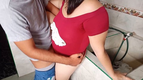 Mi tia le gusta lavarme la ropa y follar bien rico cuando mis padres no estan, le pongo mi polla en su rico culo y no se aguanta