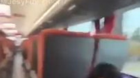 Se la chupo y cogemos en el bus