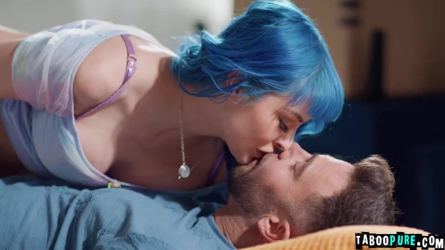 Blue haired curvy Jewelz loves sucking huge angry dick