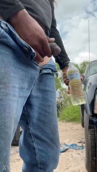 Orinando al aire libre en una botella