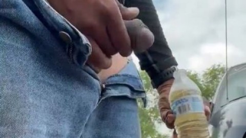 Orinando al aire libre en una botella