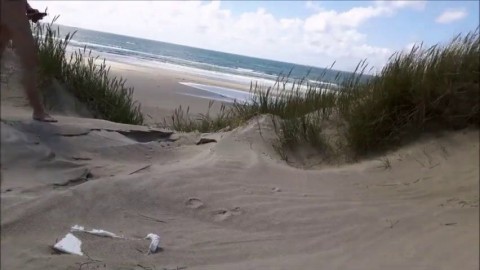 Exhibtionist jerking at the beach again